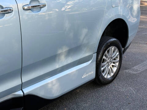 2016 Toyota Sienna XLE 7-Passenger Auto Access Seat