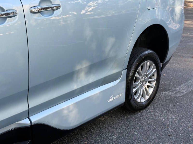 2016 Toyota Sienna XLE 7-Passenger Auto Access Seat