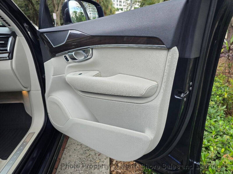 2016 Volvo XC90 T6 Momentum