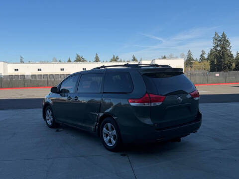 2013 Toyota Sienna LE 7-Passenger Auto Access Seat