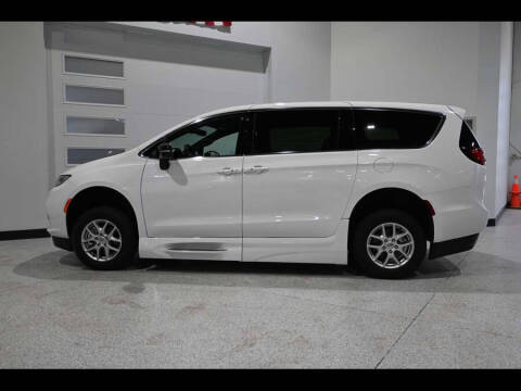 2024 Chrysler Pacifica Touring