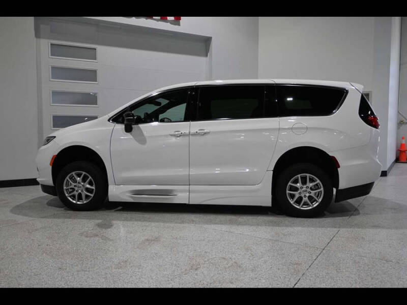2024 Chrysler Pacifica Touring