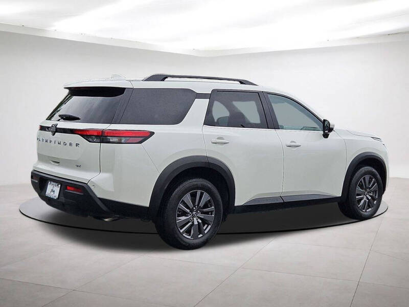 2024 Nissan Pathfinder SV