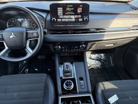 2024 Mitsubishi Outlander SE