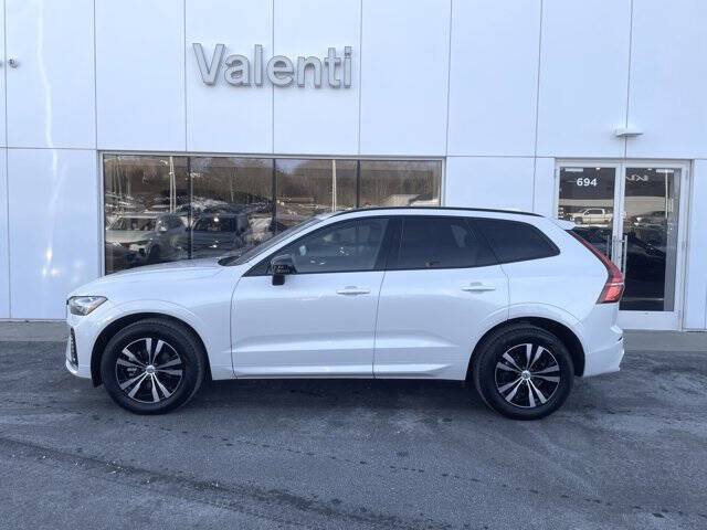 2025 Volvo XC60 B5 Core Dark Theme