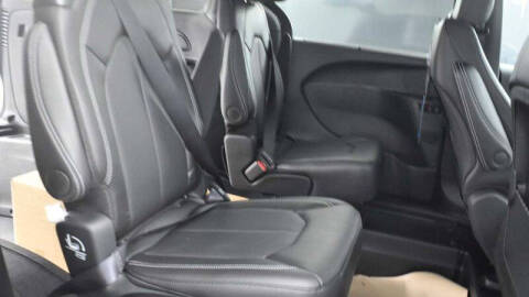 2025 Chrysler Voyager LX