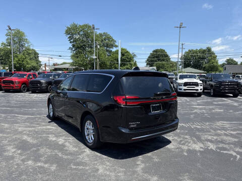 2027 Chrysler Pacifica Select