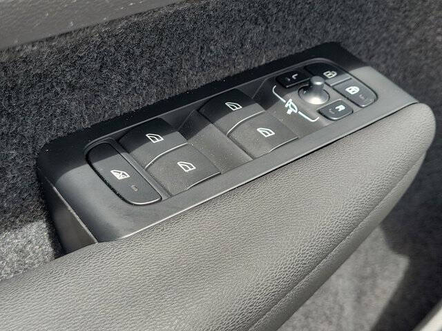 2023 Volvo XC40 B5 Plus Bright Theme