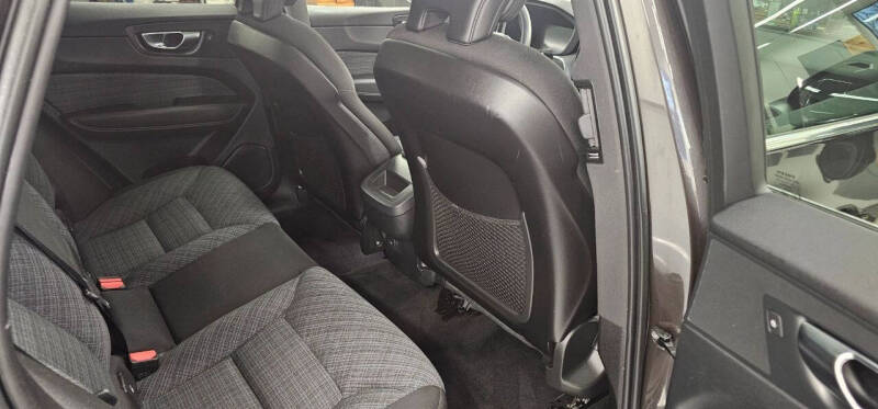 2022 Volvo XC60 B5 Momentum