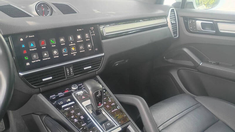 2023 Porsche Cayenne Platinum Edition