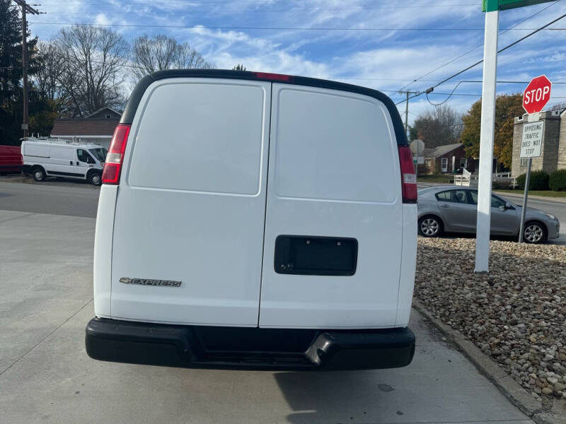 2018 Chevrolet Express Cargo Work Van photo 5