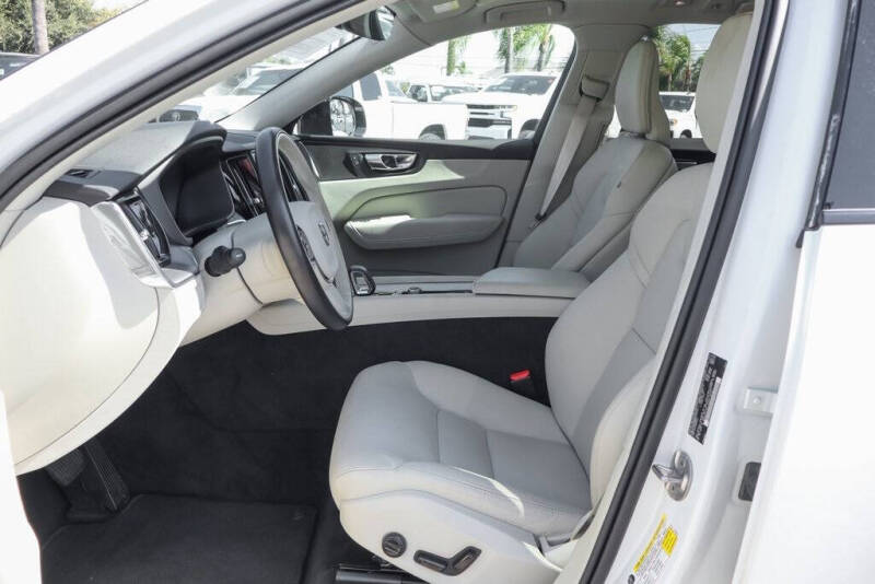 2024 Volvo XC60 B5 Core Dark Theme