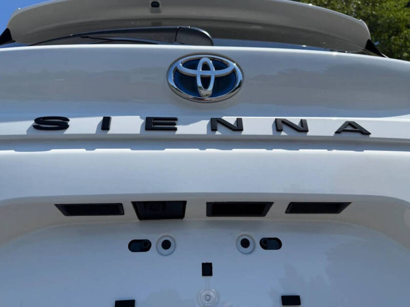 2022 Toyota Sienna LE 8-Passenger