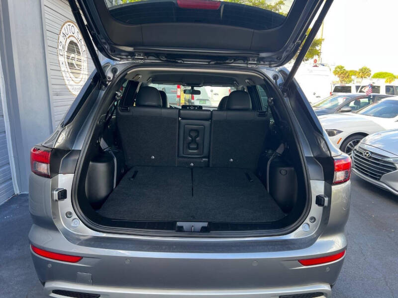 2023 Mitsubishi Outlander SE