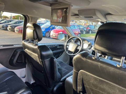 2014 Chrysler Town and Country Touring-L