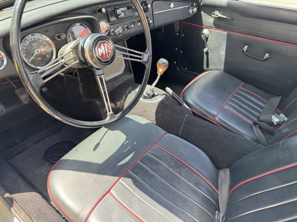 1967 MG MGB 35