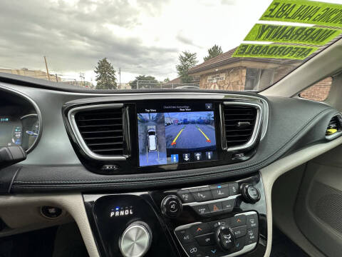 2017 Chrysler Pacifica Hybrid Platinum