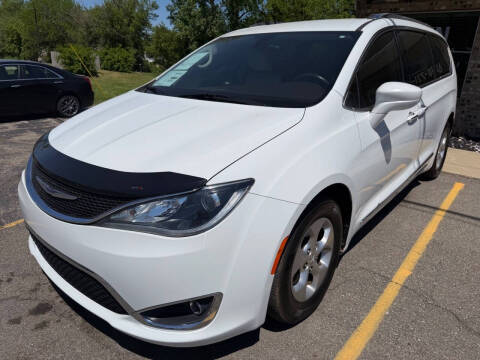 2017 Chrysler Pacifica Touring-L Plus