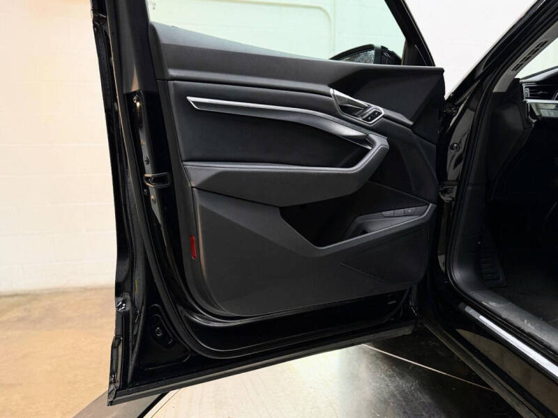 2022 Audi e-tron quattro Premium