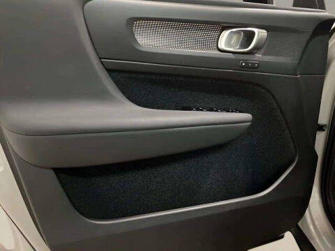 2025 Volvo XC40 B5 Plus Dark Theme