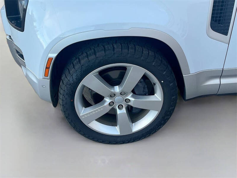 2023 Land Rover Defender 130 SE