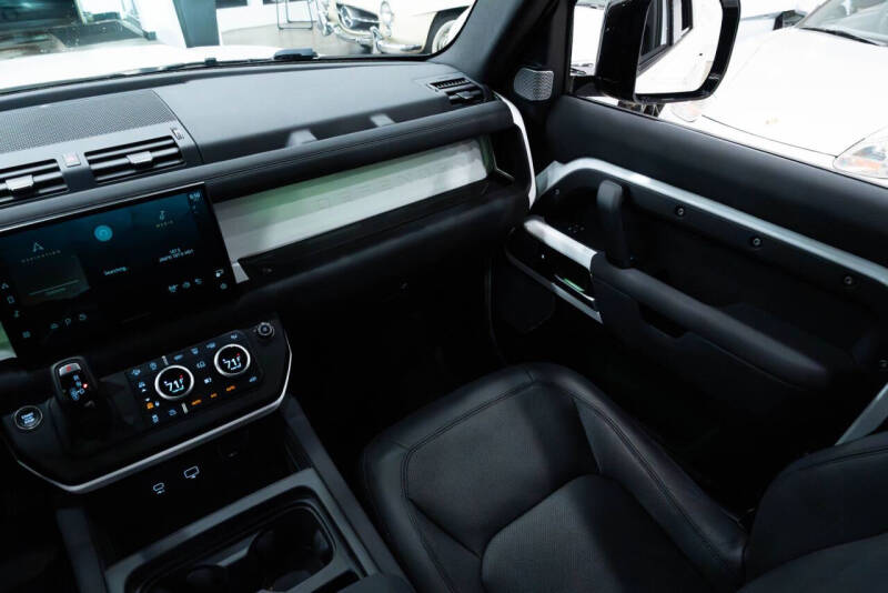 2023 Land Rover Defender 130 SE