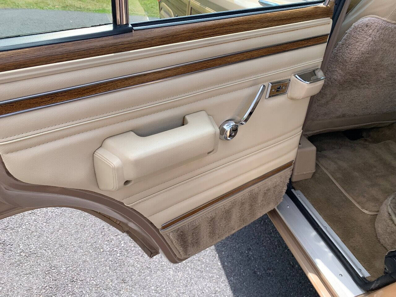 1989 Jeep Grand Wagoneer 54