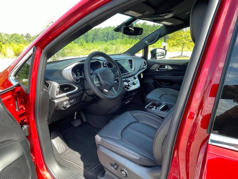 2027 Chrysler Pacifica Select