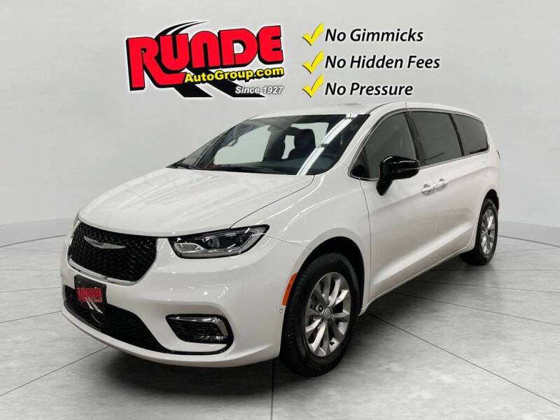 2026 Chrysler Pacifica Select's photo