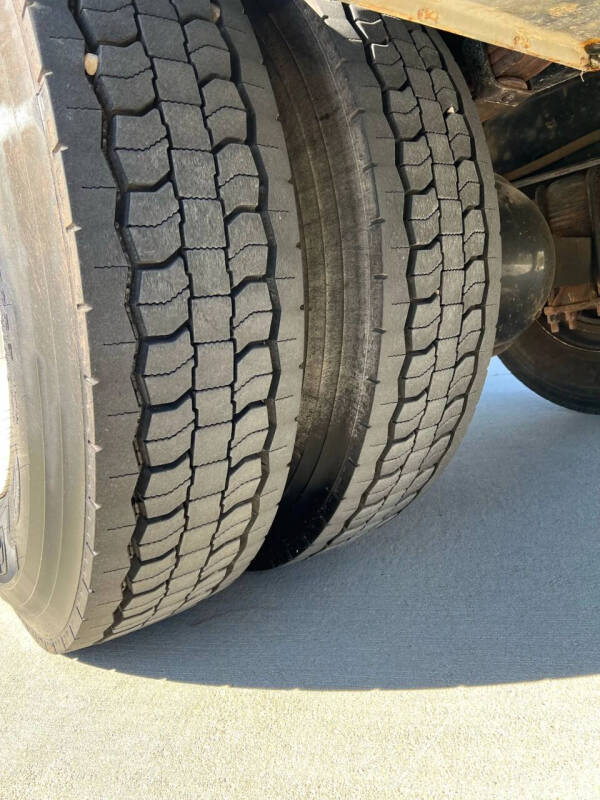 2011 Freightliner M2 106