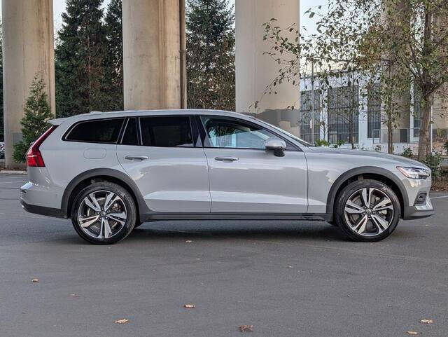 2025 Volvo V60 Cross Country B5 Plus