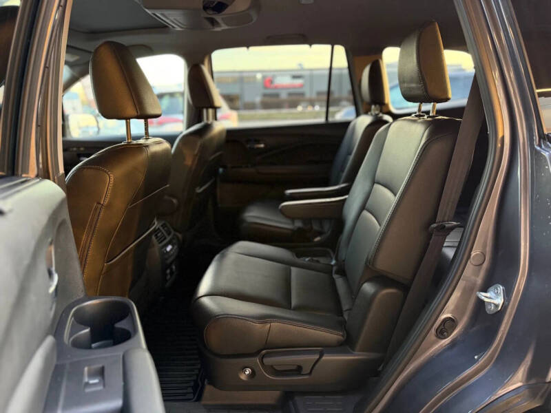 2021 Honda Pilot Touring w/Rear Captain's Chairs