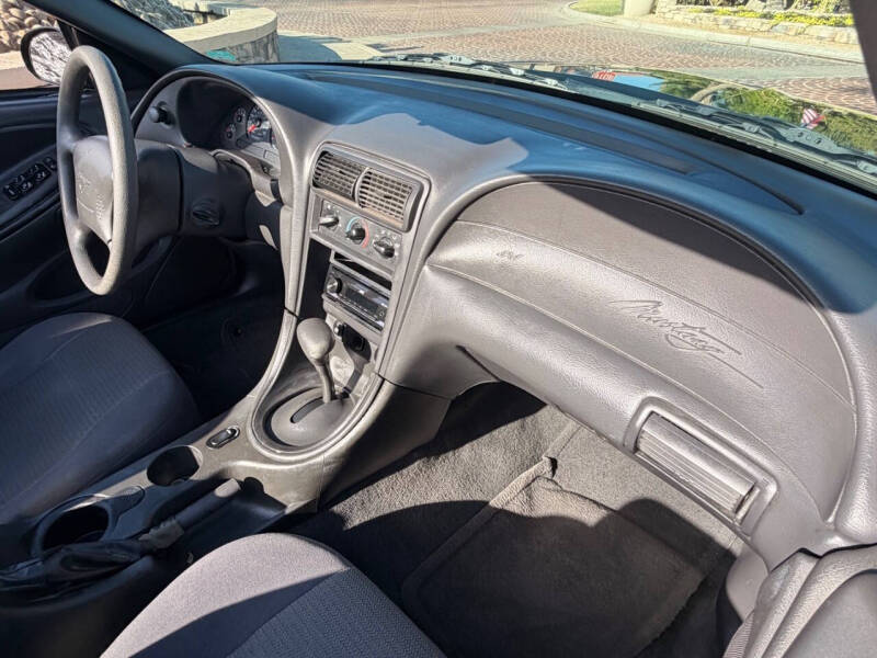 2004 Ford Mustang Deluxe