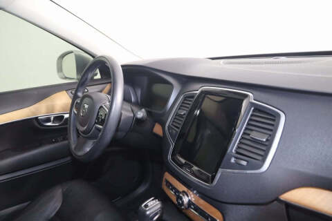 2022 Volvo XC90 T6 Momentum 7-Passenger