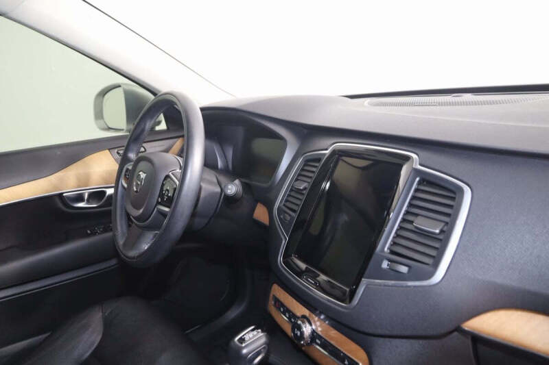 2022 Volvo XC90 T6 Momentum 7-Passenger