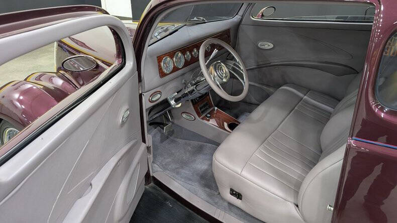 1937 Ford Deluxe