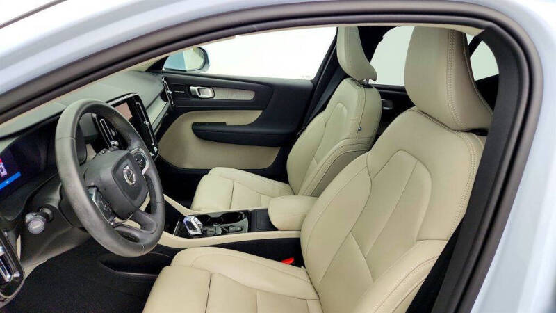 2024 Volvo XC40 B5 Plus Bright Theme