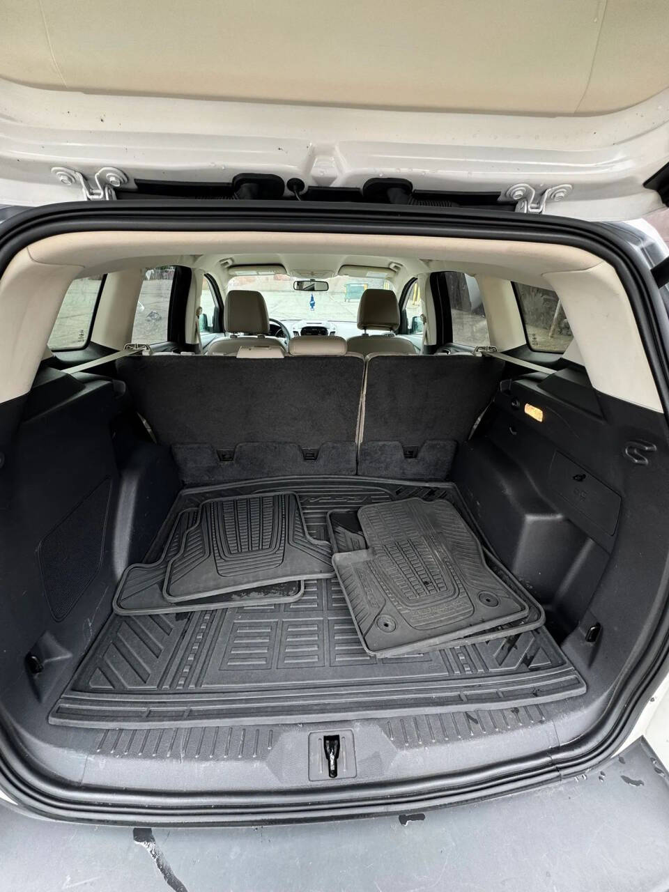 Off white 2015 Ford Escape Titanium AWD Titanium 4dr SUV 20