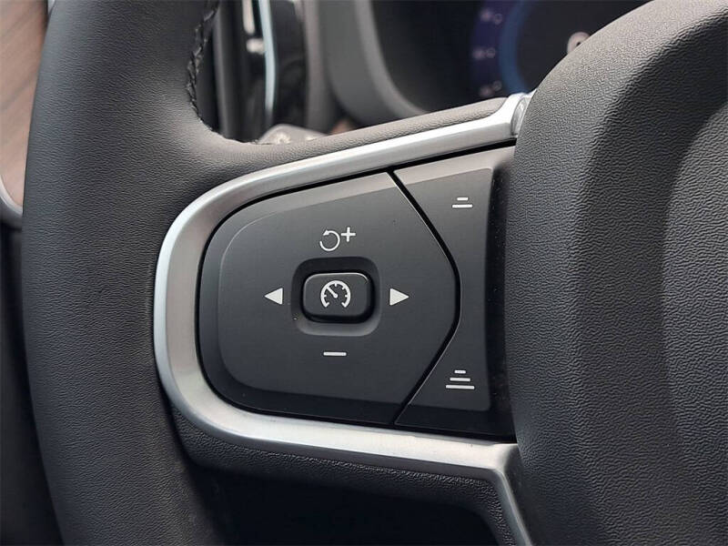 2022 Volvo XC60 B5 Momentum