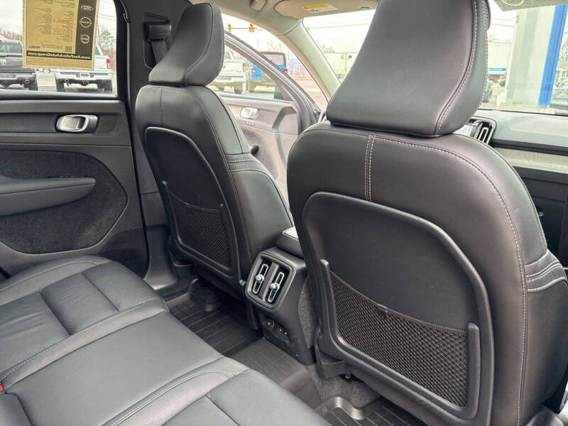2023 Volvo XC40 B5 Plus Dark Theme