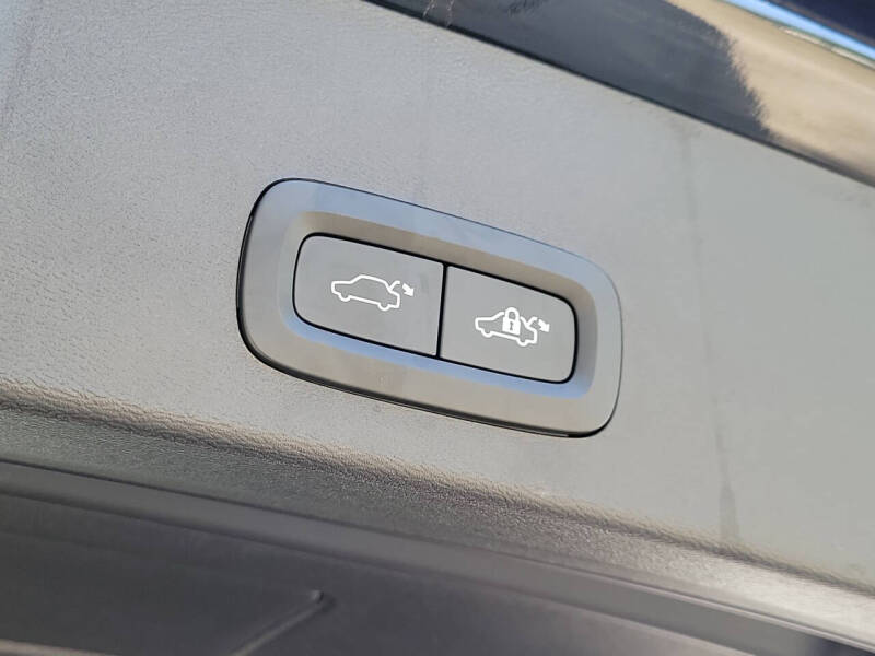 2024 Volvo XC40 B5 Plus Dark Theme