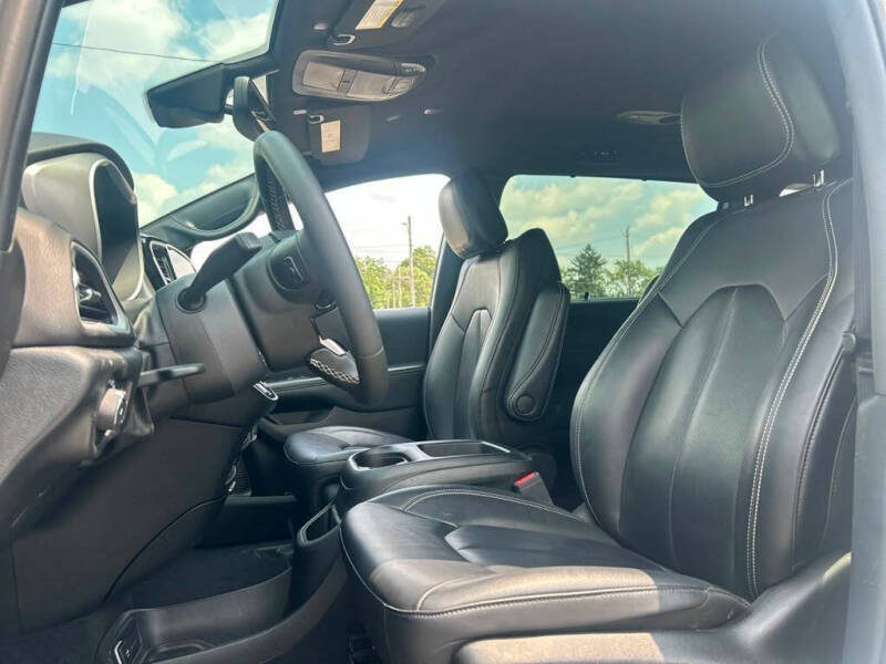 2025 Chrysler Pacifica Select