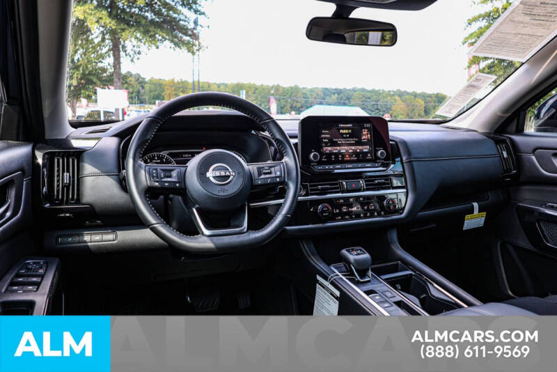 2024 Nissan Pathfinder SV