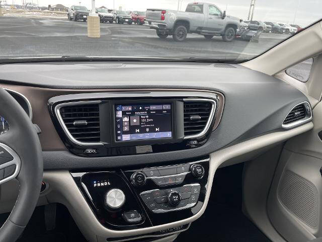 2024 Chrysler Voyager LX