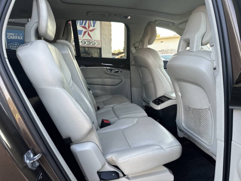 2017 Volvo XC90 T6 Momentum