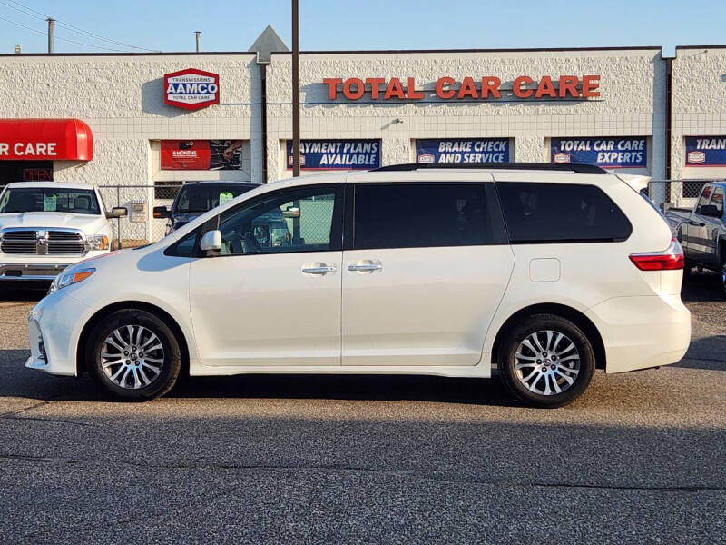 2018 Toyota Sienna XLE 7-Passenger Auto Access Seat