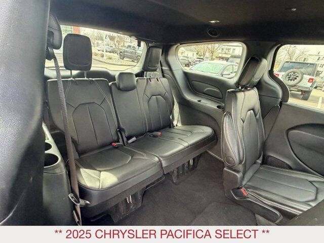 2025 Chrysler Pacifica Select