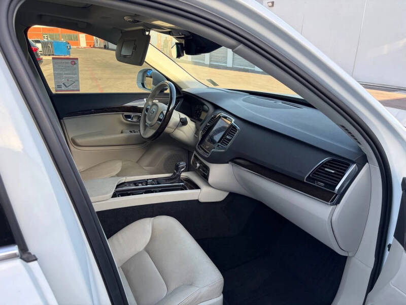 2017 Volvo XC90 T5 Momentum