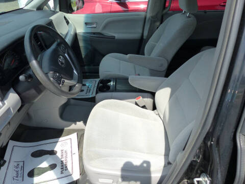 2017 Toyota Sienna LE 8-Passenger