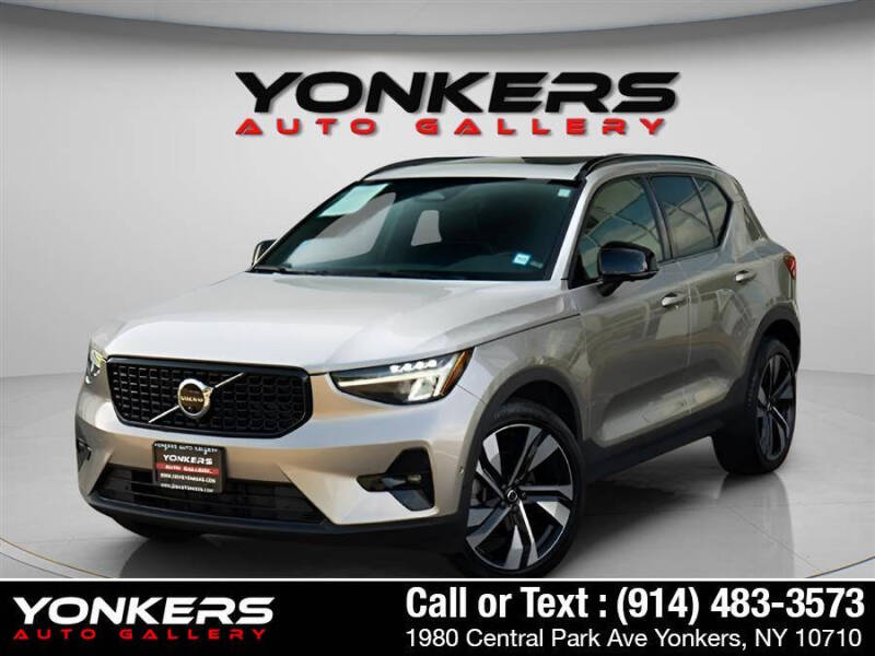 2023 Volvo XC40 B5 Ultimate Dark Theme